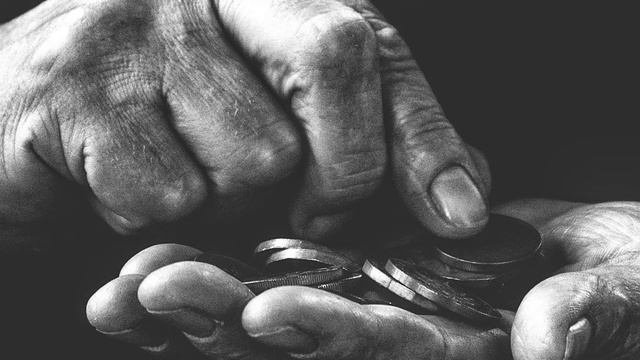 Свекровь требует деньги на своё лечение. А я не хочу давать ей деньги, пусть другие помогают.