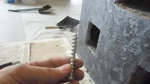 Установка дверцы камина.