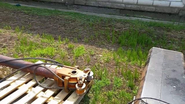 Автокран Клинцы КС-35719-8А сломал стрелу при попытке взять значительный перегруз.