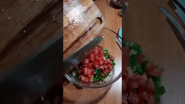 Салат с консервированной фасолью и кукурузой.