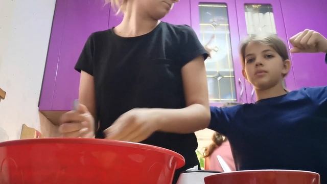 Печём куличи / We bake Easter cakes смотреть онлайн