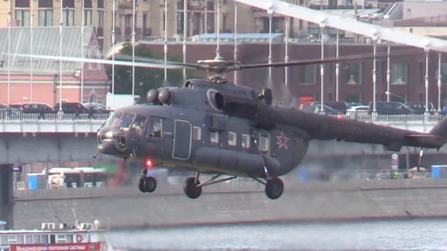 Вертолеты As-355 "Ecureuil" и Ми-8АМТ-1 над Фрунзенской набережной смотреть онлайн