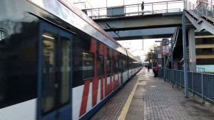 Электричка ЭГ2Тв-039 "Иволга" прибывает на станцию "Красный Балтиец" (24.10.2021)