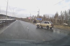 На Челябинском тракте два водителя не поделили полосу, что привело к ДТП