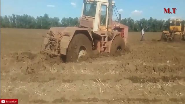 Трактор застрял в грязи - тяжелые работы