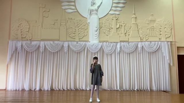 Человек чудак песня. Канал театр песни талисман. Человек чудак песня. Человек чудак петряшева. Человек чудак петряшева.