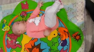 Бетти 4 мес. Ребенок пытается перевернуться