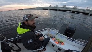 МОЙ ПЕРВЫЙ СУДАК! Ловля судака в Санкт-Петербурге у дамбы. Рыбачим с катера в Кронштадте.