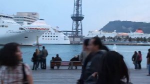 Лайнер заходит в порт Барселоны. Создает настроение .