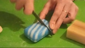 нарезаю кубики на мыле.теперь надо подождать,когда кусочки мыла высохнуть,чтоб порезать их/asmr soa
