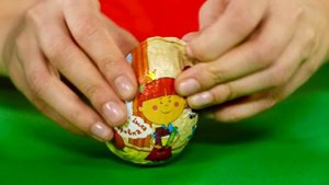 Поиграйка с Царевной - РАСПАКОВКА - Шоколадные яйца - Сюрприз внутри! Собираем пазлы