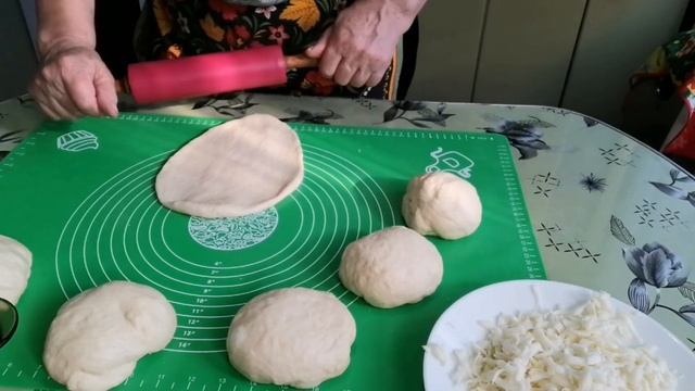 Хачапури по Аджарски, а может быть по домашнему, как готовлю я, но очень вкусно.