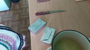 бабушка готовит лекарство из алоэ.