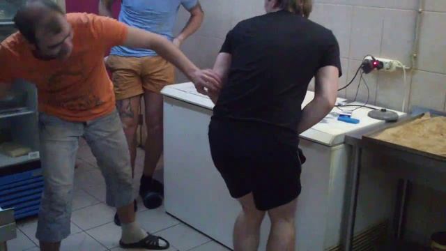 Лопаткой по жопе