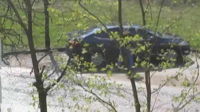 Пьяный мужик ходит по улицам Ивантеевки. смотреть онлайн