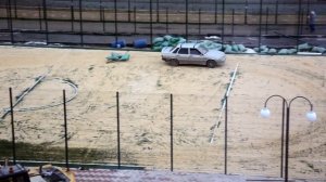 Как рабочие песок на футбольном поле ровняли