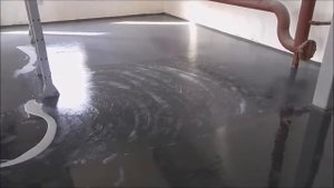 Фрагмент процесса нанесения полиуретанового матового лака Литапур 2КМ