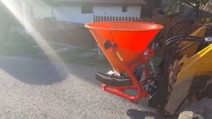 Разбрасыватель песка на мини погрузчик.