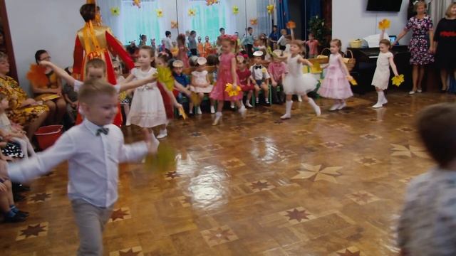 Листья по ветру летят / Детский танец смотреть онлайн