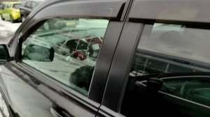 Автоэксперт осматривает перед покупкой Nissan X-Trail