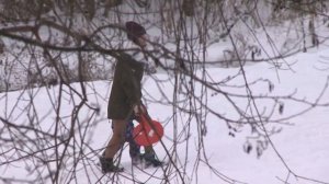 Снежной зимой детям не терпится покататься с горок на санках, "ватрушках" и снегокатах.