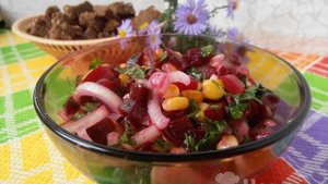 Салат из свёклы с кукурузой и луком