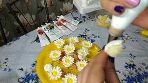 Кремовый торт с ромашками для девушки