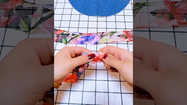 Cut a lady's hand-held blue at the end of the discarded jeans