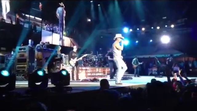 Kenny Chesney- No Shoes, No Shirt, No Problems - Austin360 Amphitheater 4/05/13 смотреть онлайн