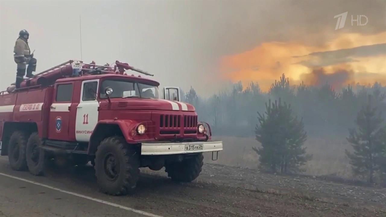 В Красноярском крае борются с сильным лесным пожаром