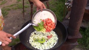 #ДАЧНУТЫЕ# Говядина с овощами, тушеная в казане.
