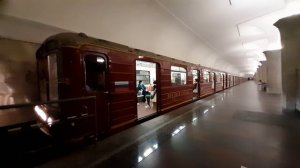 Еле успел включить запись! Тематический поезд "Красная стрела" на станции "Кропоткинская"