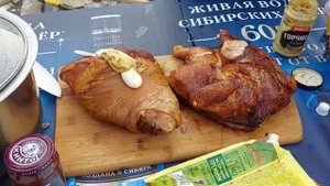 Курица и свиная рулька на пару в казане.