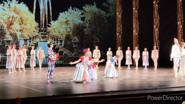 Сначала балет ,потом  ресторан в старом купеческом доме.