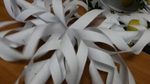 Как сделать большую объемную снежинку из бумаги быстро и просто