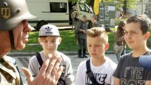 В каждой украинской школе на почетном месте — манекен бандеровца, офицера СС и казака