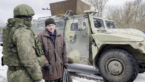 Жители Черниговской области принимают гуманитарную помощь, которую привезли российские военные