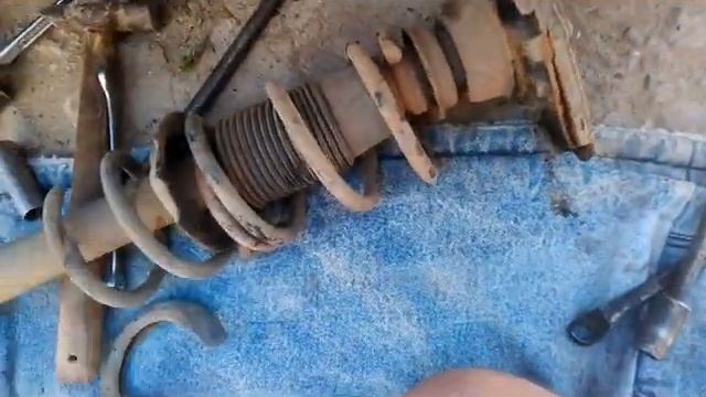 Как снять заднюю стойку и заменить пружину на Nissan Almera Tino!! смотреть онлайн