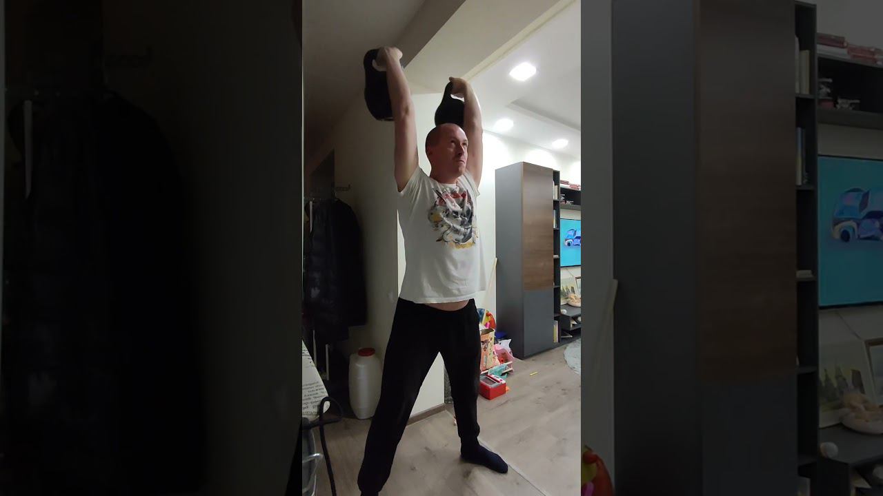 Полгода стояли гириСпасибо, морозы ударили. Взял погреться #гири #рывок #ЗОЖ #Мяснов смотреть онлайн