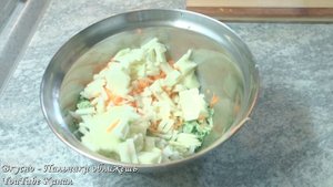 Полезный диетический салат с пекинской капустой, яблоком, морковью