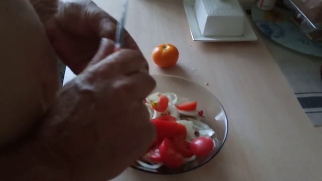 Как готовят мужчины/Салат из помидоров и лука "Мужской "!