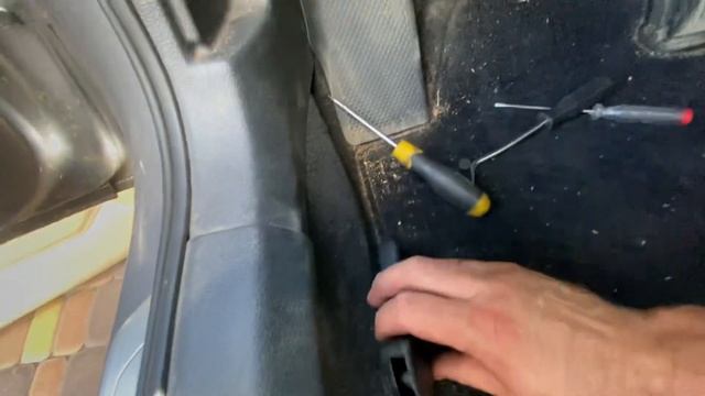 Как правильно снять ручку открытия капота и подставки отдыха ноги Фольксваген пассат смотреть онлайн