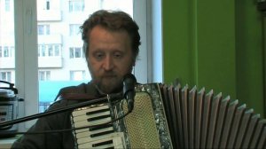 Поёт Игорь Лисицин
