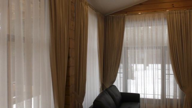 Шторы на окна в деревянном загородном доме в интерьере гостиной. Шторы в загородный дом из бруса?