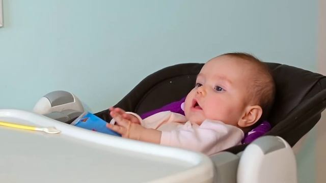 Ребенок тянется к книге даже в 6 месяцев