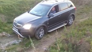 Opel Antara 2.4 штурмует канаву.