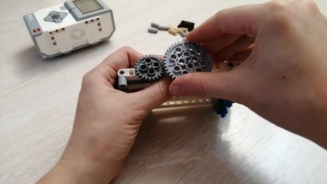 Простой шагающий робот Lego EV3 / How to build a simple walking robot смотреть онлайн