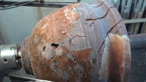 Очень крутая и необычная ваза из дерева и эпоксидной смолы.