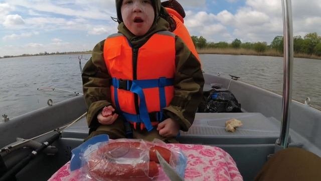 Дедушка,Отец и Сын в лодке.Рыбалка на Воблу в 2022г. с.Чапаево. Астраханская обл.