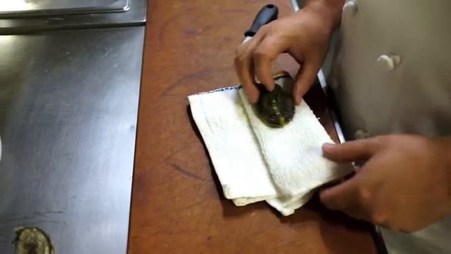 How to Shuck a Oyster with Salty's Chef Jeremy смотреть онлайн